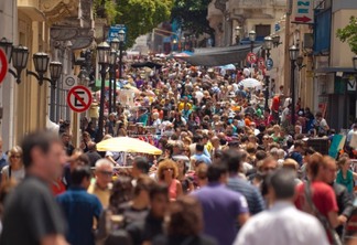 Busy street market in San Telmo, Buenos Aires – many people can be seen on the street for this famous weekend market.