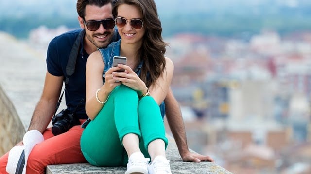 Casal usando o celular na Argentina