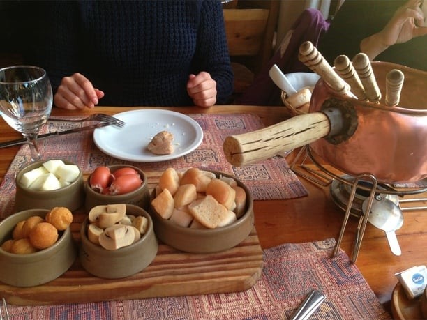 Comer fondue e tomar chocolate quente em Bariloche no inverno