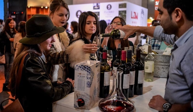 Pessoas degustando vinho em Buenos Aires