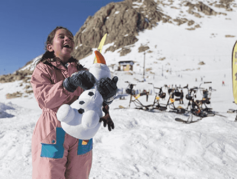 Criança brincando na neve - Argentina