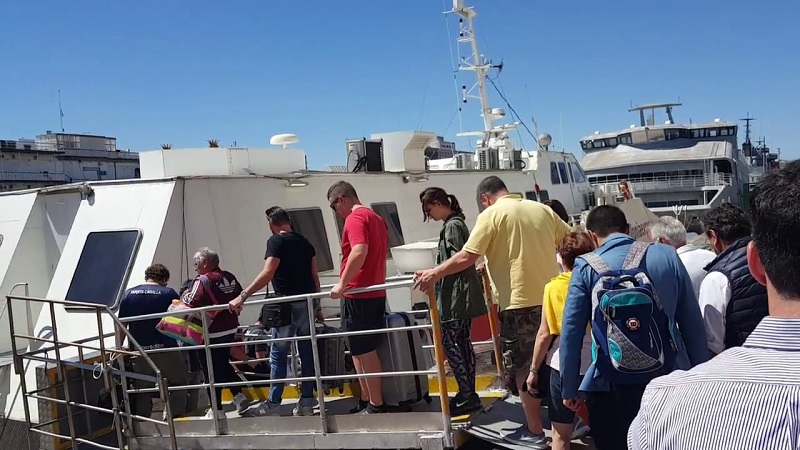 Turistas embarcando em ferry boat