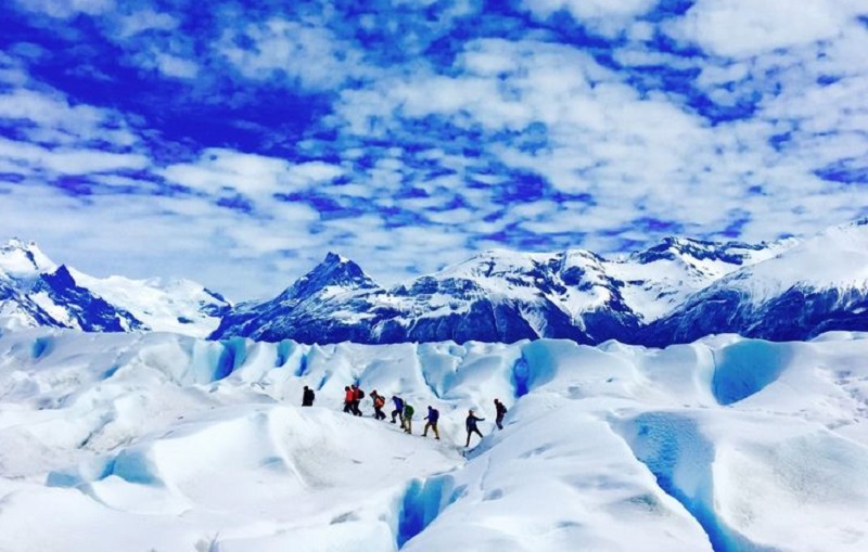 Turistas fazendo trekking no Big Ice em El Calafate